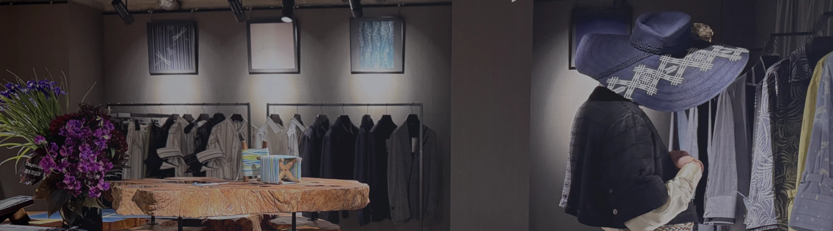 青や紺、黄色の色味が重なった布の結び目をクローズアップで捉えた、MIZENの「KIMONOニット ミニタイ」の写真。着物生地とニット素材が組み合わさり、繊維の立体感や質感の違いが印象的に表現されている。