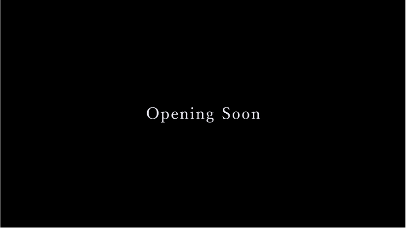 黒い背景の中央に、白い文字で「Opening Soon」とだけ表示されたシンプルな告知画像。